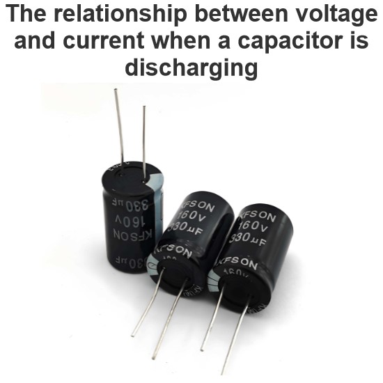 A relação entre a tensão e a corrente quando um capacitor está descarregando