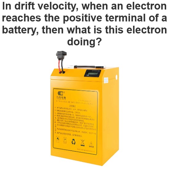 In der Driftgeschwindigkeit, wenn ein Elektron das positive Terminal einer Batterie erreicht, was tut dieses Elektron dann?