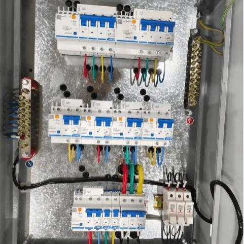 Standar Penyambungan Kabel yang Terlihat di Panel Depan untuk Panel Kontrol Listrik