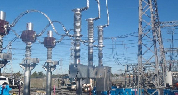 Out of phase current switching in High Voltage Circuit Breakers