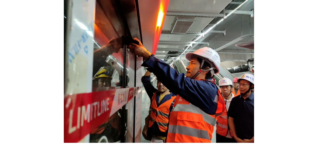 What aspects should be paid attention to when installing medium-voltage switch cabinets during the initial stage of subway operation?