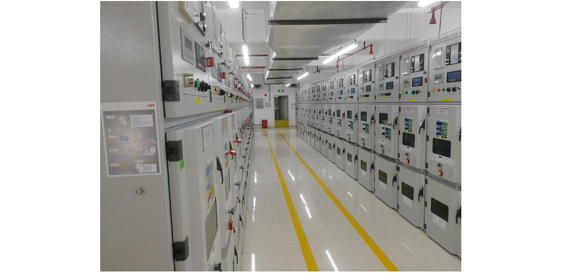 What aspects should be paid attention to when installing medium-voltage switch cabinets during the initial stage of subway operation?