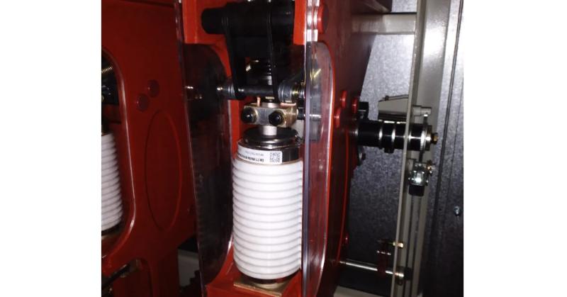 Vacuum Circuit Breaker.jpg Vacuum Circuit Breaker.jpg