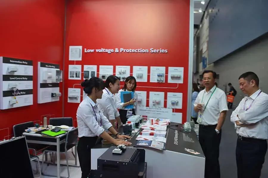 GEYA-with-customer-6.jpg GEYA-with-customer-6.jpg