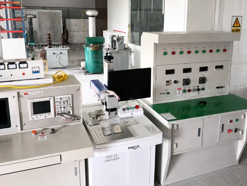 Outdoor Single-phase vacuum recloserWorkshop Test Photo